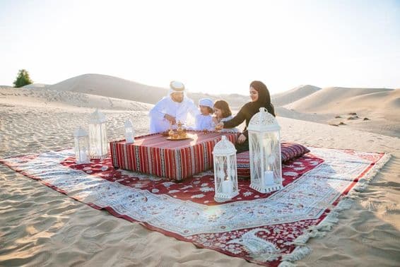 Familia feliz disfrutando de un maravilloso día de picnic en el desierto.