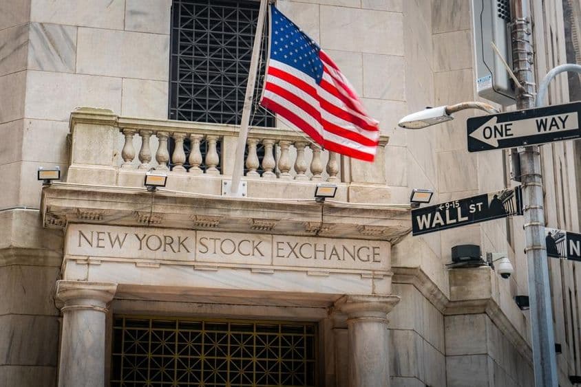Bolsa de Nueva York en la esquina de Wall Street y New Street.