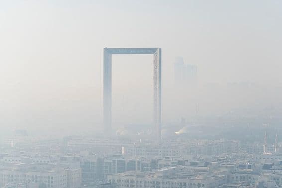 Impresionante panorama en la niebla del marco de oro más grande del mundo hecho en Dubái.