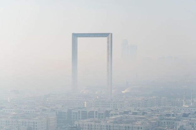 Impresionante panorama en la niebla del marco de oro más grande del mundo hecho en Dubái.