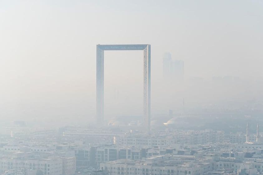 Impresionante panorama en la niebla del marco de oro más grande del mundo hecho en Dubái.