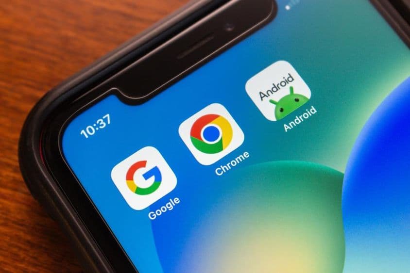 Iconos de Google Chrome y Android en la pantalla de un teléfono inteligente.