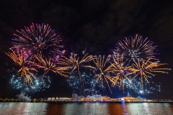 Fuegos artificiales de Año Nuevo en la Isla Al Bandar, Abu Dhabi.