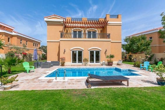 Villas en Dubái con una piscina.