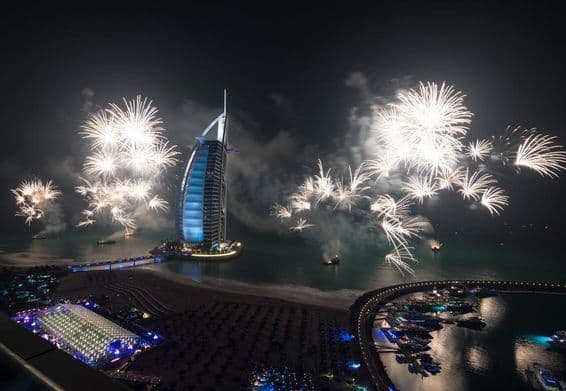 Fuegos artificiales de Año Nuevo en Burj al Arab.