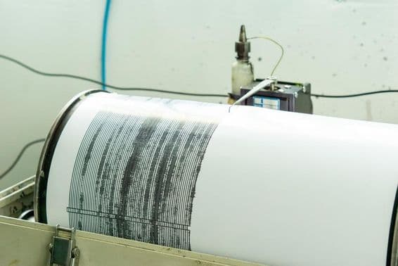 Un sismógrafo indicando actividad volcánica.