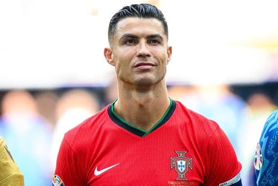 Cristiano Ronaldo con camiseta roja de fútbol.