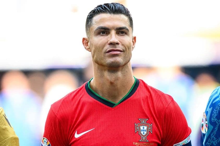 Cristiano Ronaldo con camiseta roja de fútbol.