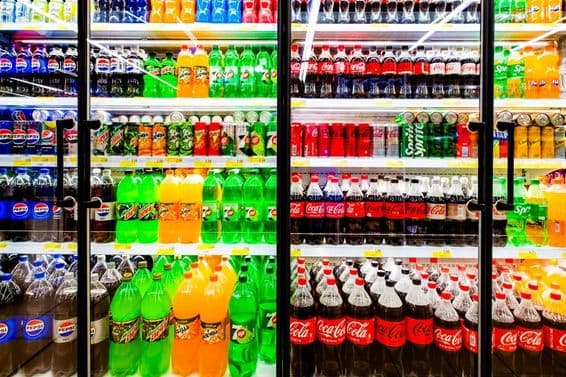 Varias bebidas carbonatadas azucaradas a la venta en un supermercado.
