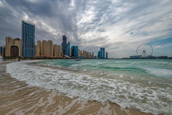 Mal tiempo en Dubái con lluvia, vientos fuertes y olas en la costa.
