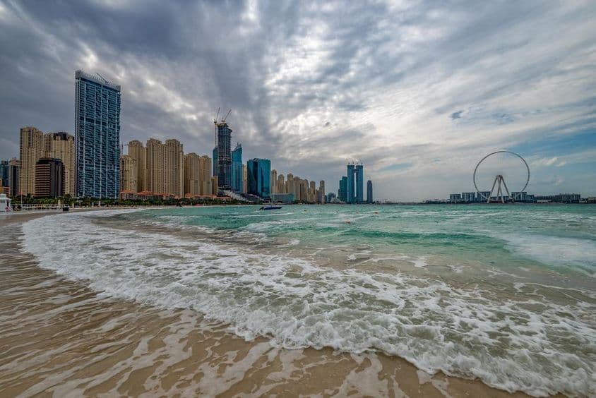 Mal tiempo en Dubái con lluvia, vientos fuertes y olas en la costa.