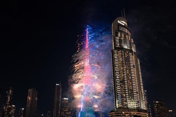 Fuegos artificiales en el Burj Khalifa en Dubái.
