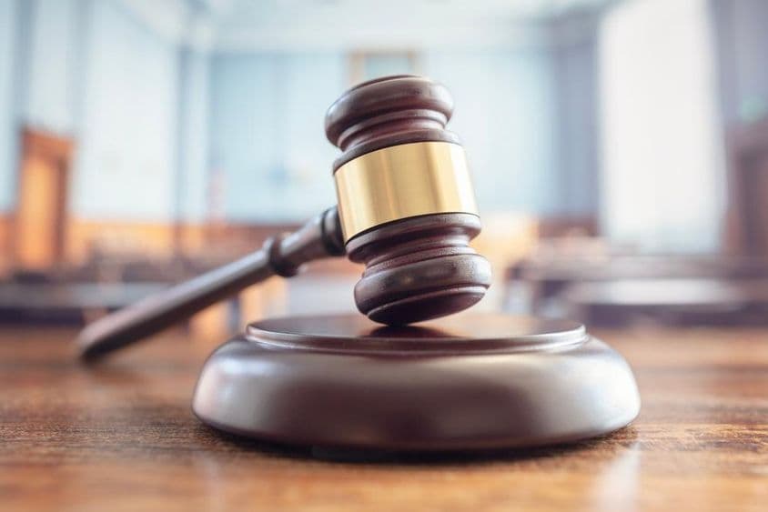 Mazo de juez sobre el estrado.