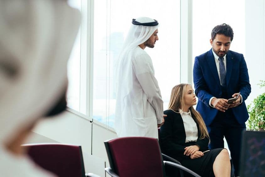 Equipo de negocios multinacional trabajando juntos en una oficina de Dubái.