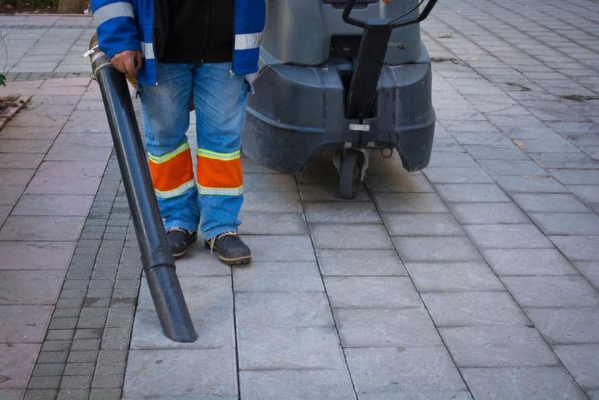 Limpiador de calles en área del centro.