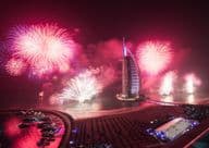 Fuegos artificiales en el Burj al Arab en Nochevieja.