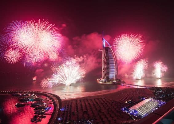 Fuegos artificiales en el Burj al Arab en Nochevieja.