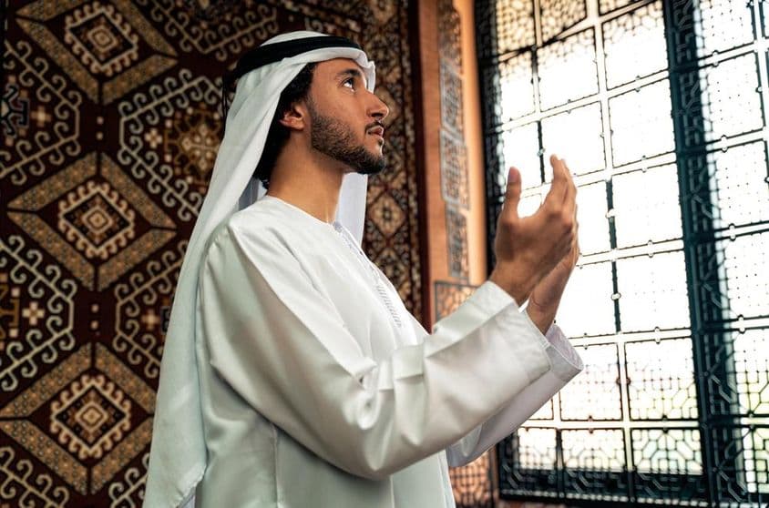 Un joven rezando en la mezquita.