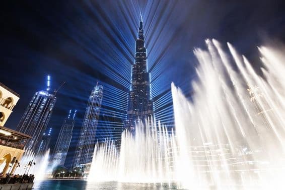 Burj Khalifa iluminado con espectáculo de la fuente en Dubái.