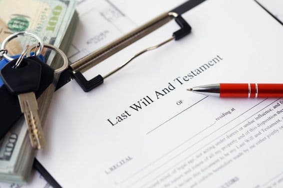 Pluma y llaves sobre un formulario de testamento.