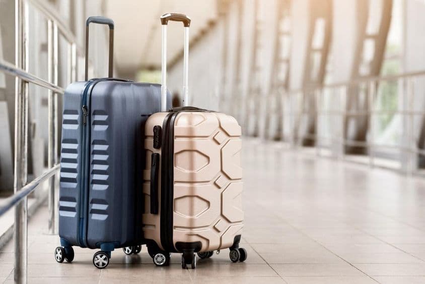 Maletas esperando en el vestíbulo de la terminal.