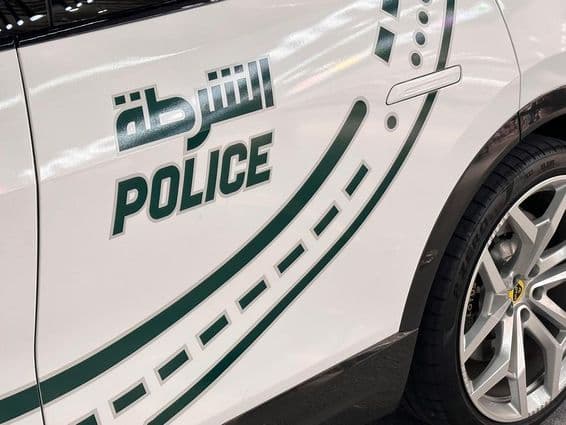 Coche de policía de Dubái estacionado en la calle.