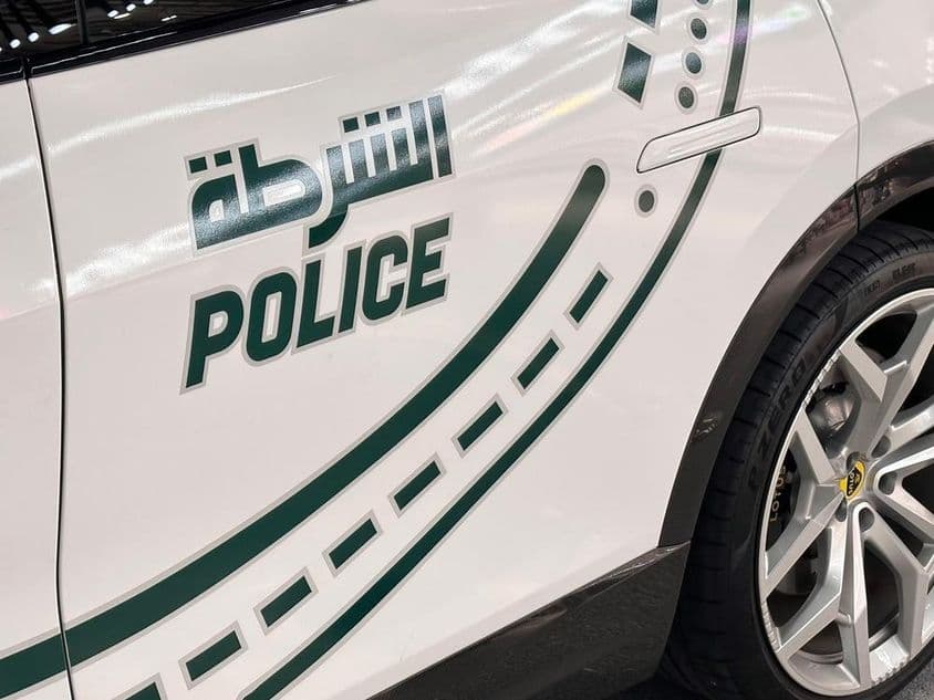 Coche de policía de Dubái estacionado en la calle.