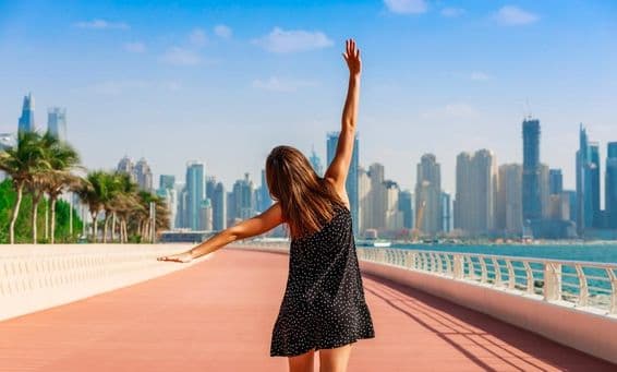 Turista mujer en Dubái.
