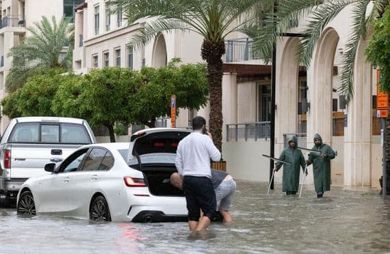 Inundación en Dubái durante una fuerte lluvia.