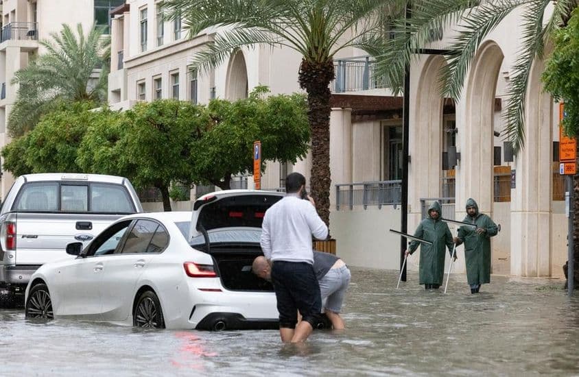Inundación en Dubái durante una fuerte lluvia.