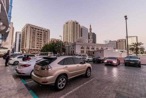 Estacionamiento en el centro de Abu Dhabi, Emiratos Árabes Unidos.