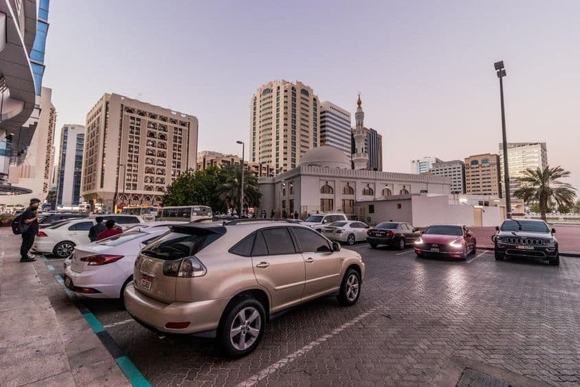 Estacionamiento en el centro de Abu Dhabi, Emiratos Árabes Unidos.