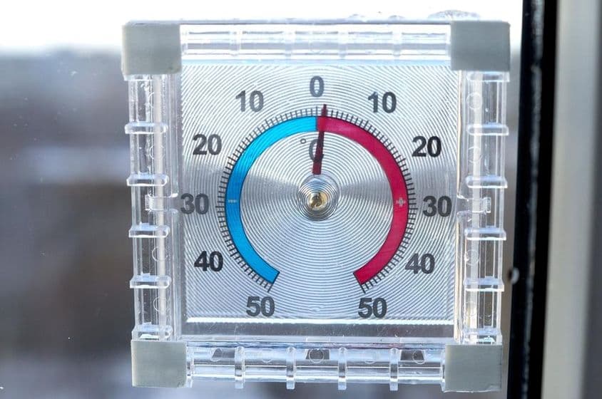 Un termómetro al aire libre de forma cuadrada mostrando 1 grado Celsius.