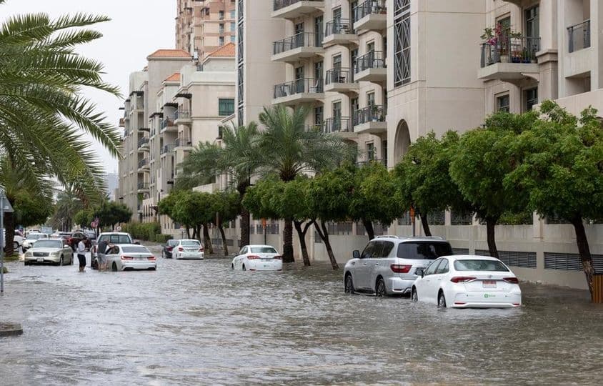 Inundación en Dubái durante una fuerte tormenta.