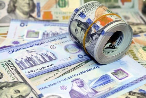 Billetes de 100 dólares estadounidenses y dirhams.