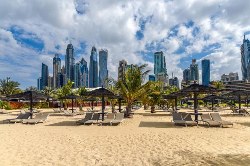Jumeirah Beach con vistas al horizonte del puerto deportivo de Dubai.