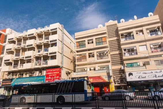 Edificios en el casco antiguo de Dubai, distrito de Al Fahidi, Bur Dubai.