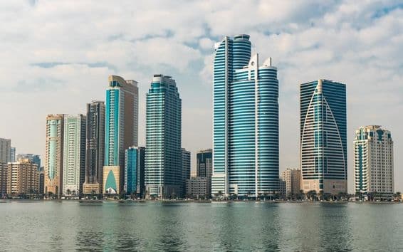 Rascacielos de la ciudad de Sharjah, Emiratos Árabes Unidos.