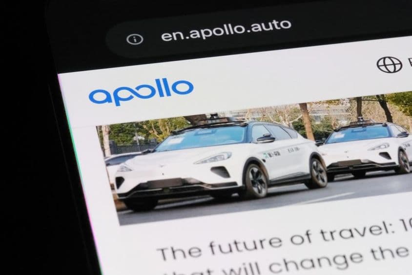 Logo de la marca Baidu Apollo y un robotaxi en el sitio web.