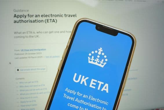 Teléfono móvil mostrando el proceso de aplicación del ETA del Reino Unido.