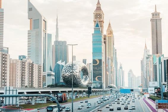 Los imponentes rascacielos y la arquitectura moderna del Museo del Futuro se alinean en la carretera Sheikh Zayed.