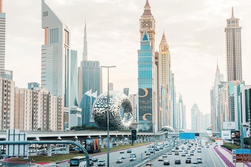 Los imponentes rascacielos y la arquitectura moderna del Museo del Futuro se alinean en la carretera Sheikh Zayed.
