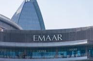 El logo de Emaar Properties, la famosa empresa inmobiliaria de los Emiratos Árabes Unidos.