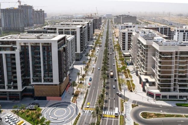 Edificios de Dubai Hills Estate y Hills Park con carreteras.