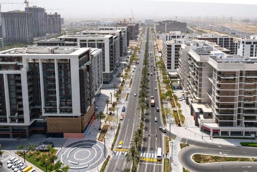 Edificios de Dubai Hills Estate y Hills Park con carreteras.
