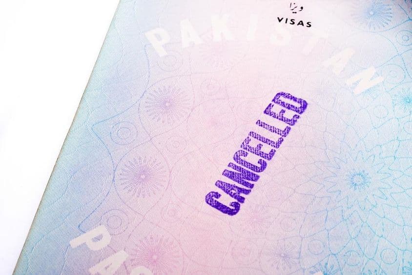 Sello sin visa en una página de un pasaporte pakistaní antiguo.