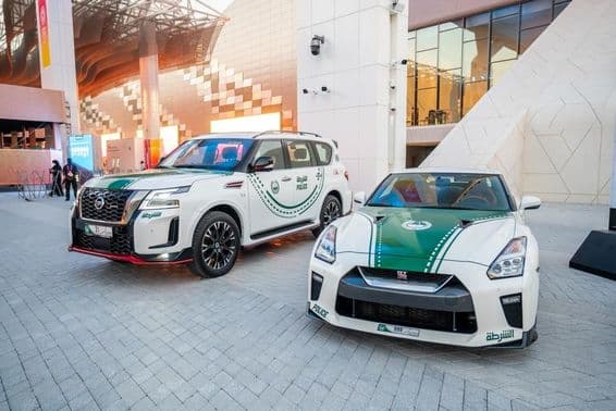 Coches de policía de Dubái mostrados en Expo2020.