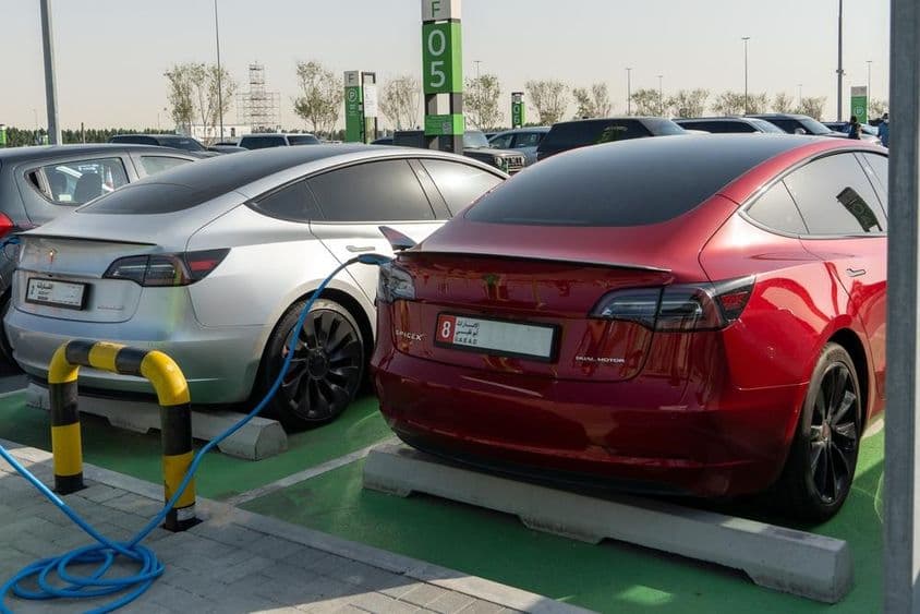Dubái, Emiratos Árabes Unidos, estación de carga Tesla para vehículos eléctricos.