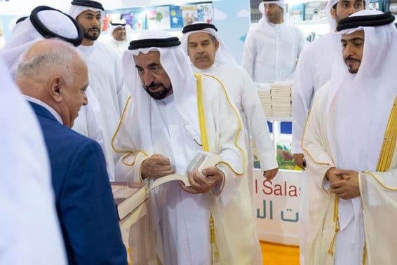 El gobernante de Sharjah inaugura la Feria Internacional del Libro de Sharjah.