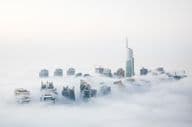 Cuando el aire frío del desierto se encuentra con el aire cálido del océano al inicio del invierno en Dubái.